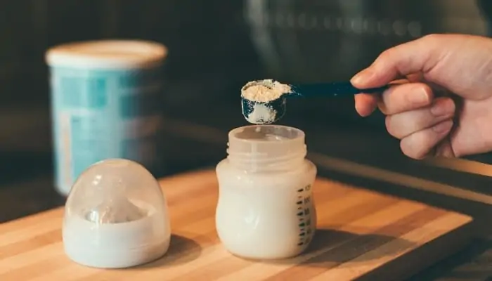 using store bought formula to make a baby bottle