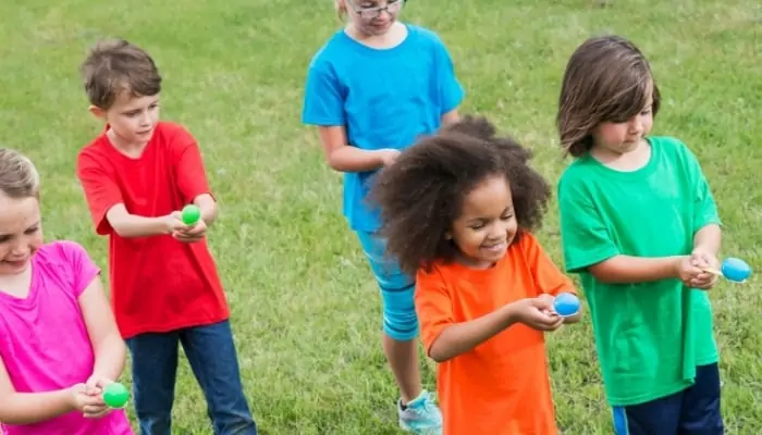 kids playing egg and spoon race