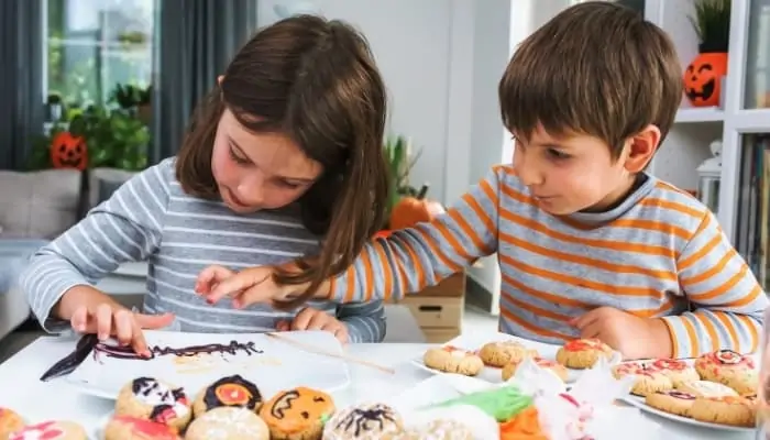 kids decorating cookies