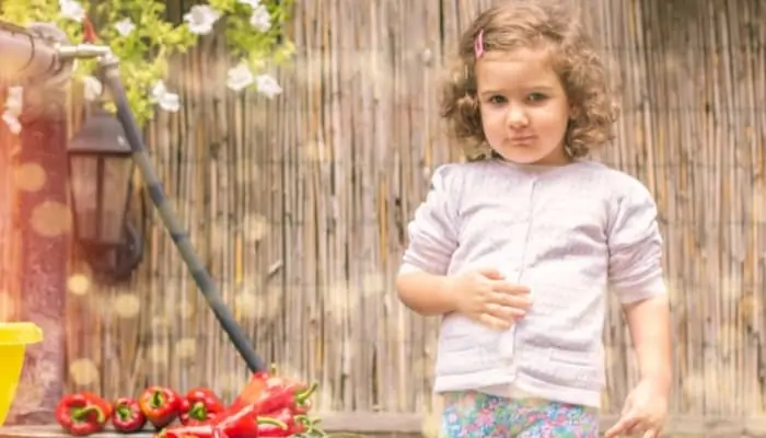 a child rubbing her belly