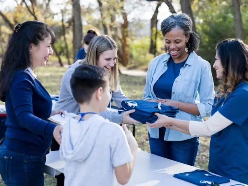 mother daughter volunteer