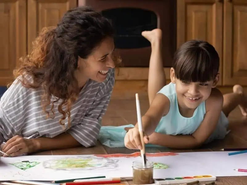 mom and daughter drawing