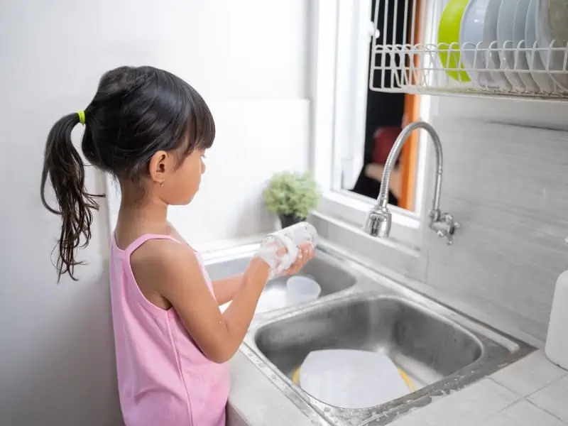 girl washing dishes