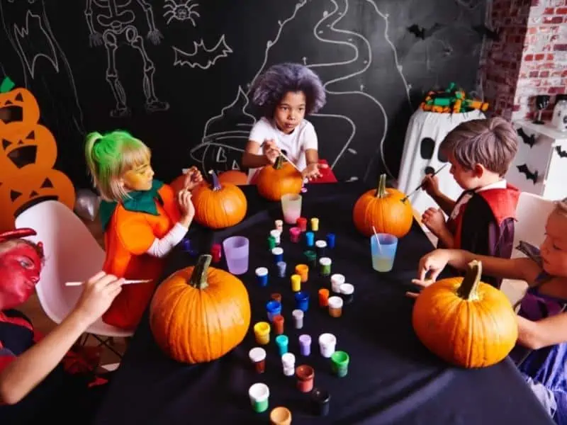 kids decorating halloween