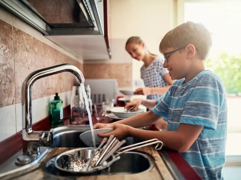 kids washing dishes