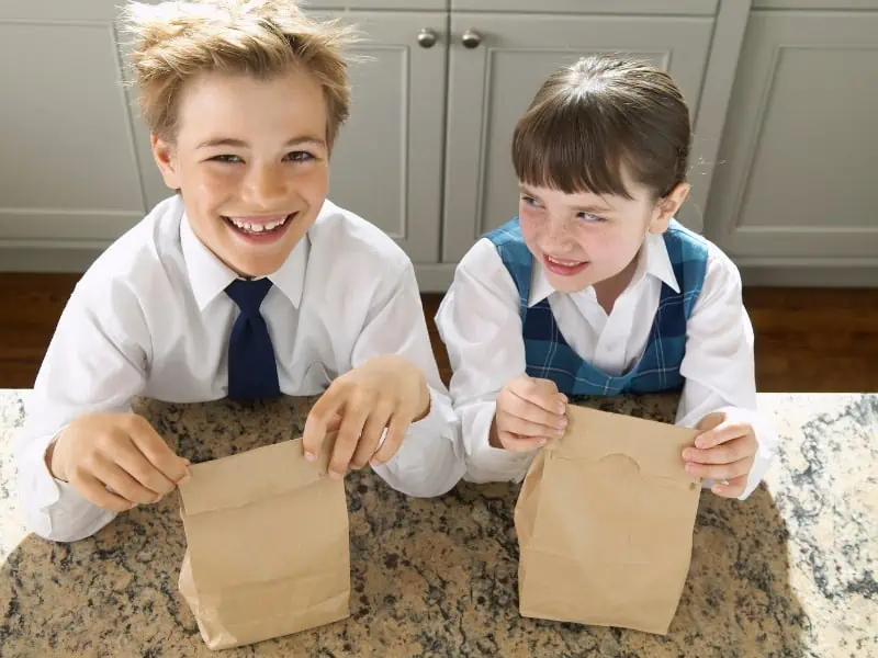 kids holding pack lunch