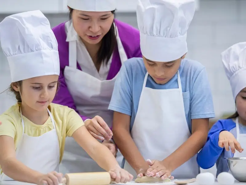 kids baking