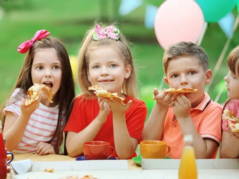 kids eating pizza at party