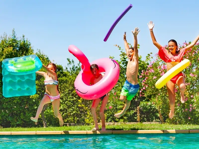 kinds jumping to pool