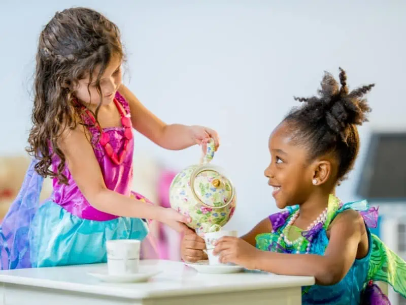 2 kids playing tea set